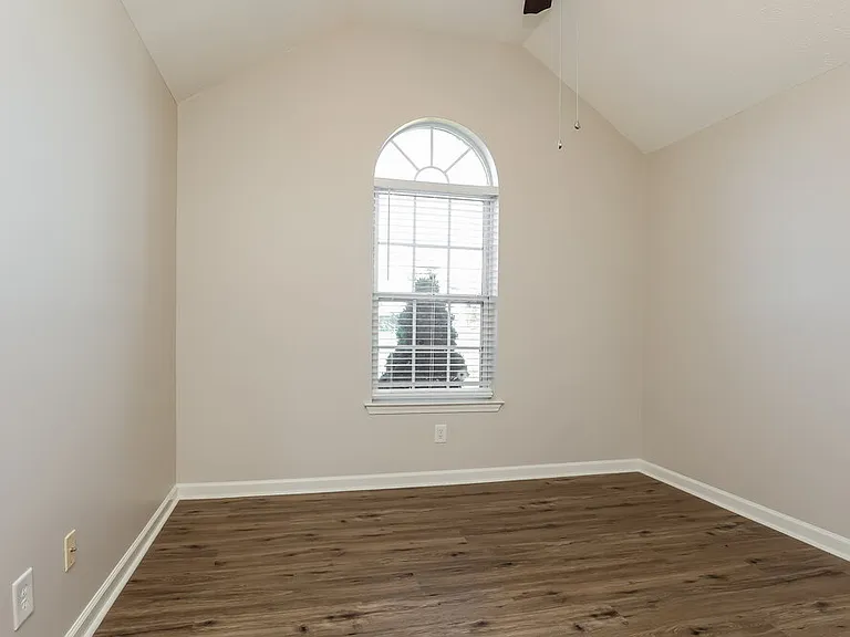 323 Buttonwood Dr — Photo 12