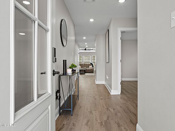 5th image of 211 Savannah Gardens Rd