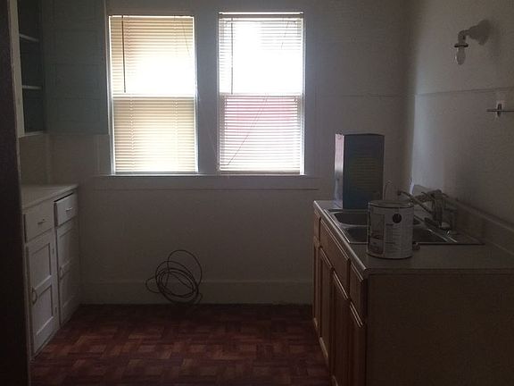 3rd image of 5038 Larchmont St