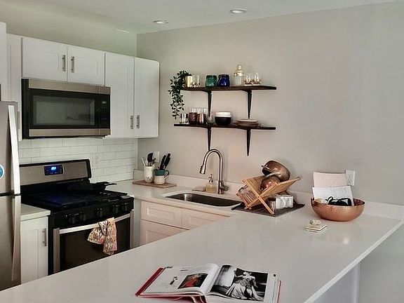 5th image of 137 Woodland Ave APT 19