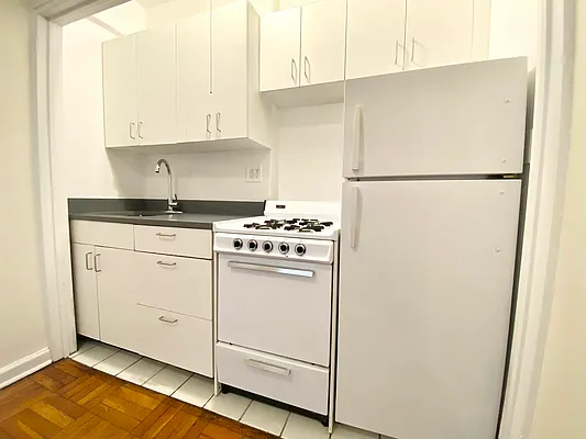 Rented by Manhattan Realty Group | media 15