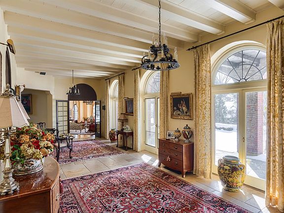 4th image of 10 Grandin Ln