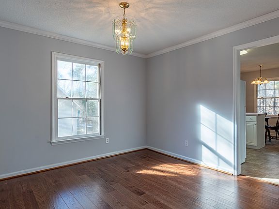 4th image of 165 Sunset Ln