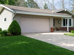 S70W16965 Hedgewood Dr, Muskego, WI 53150