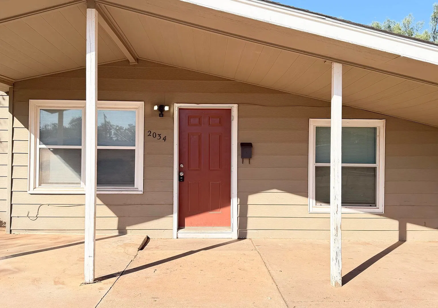 3 Bedroom, 1 Bath, Double Drive Parking; 6 Mos Lease Available! — Photo 1