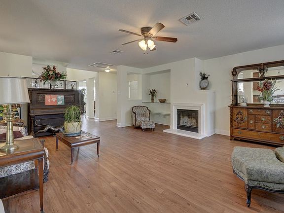3rd image of 1006 Yellowstone Dr