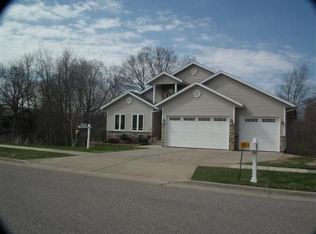 1320 Springbrook Dr, Baraboo, WI 53913