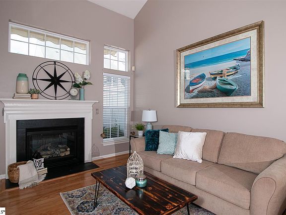 4th image of 215 Cherub Ct