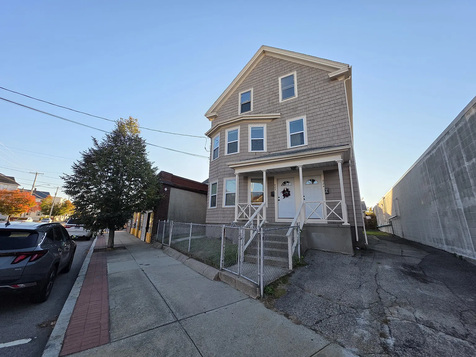  624 Broadway 2ndFlr 2B/1B FreshPaint Hardwoods! Laundry Prkg Balcony! — Photo 1
