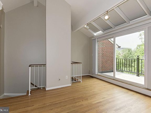 4th image of 1126 N Taylor St #1