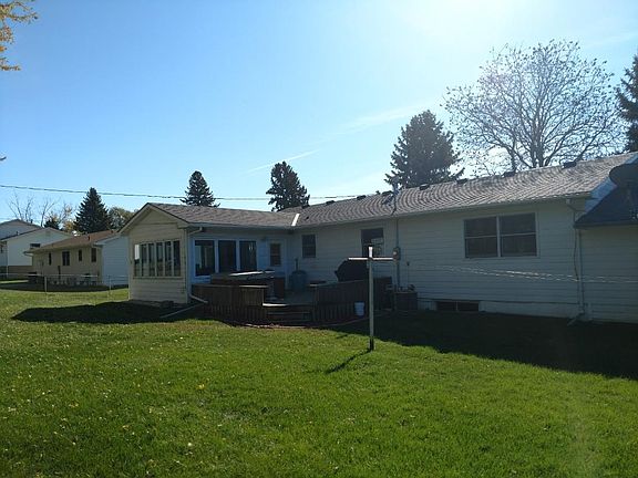 3rd image of 910 E 2nd St