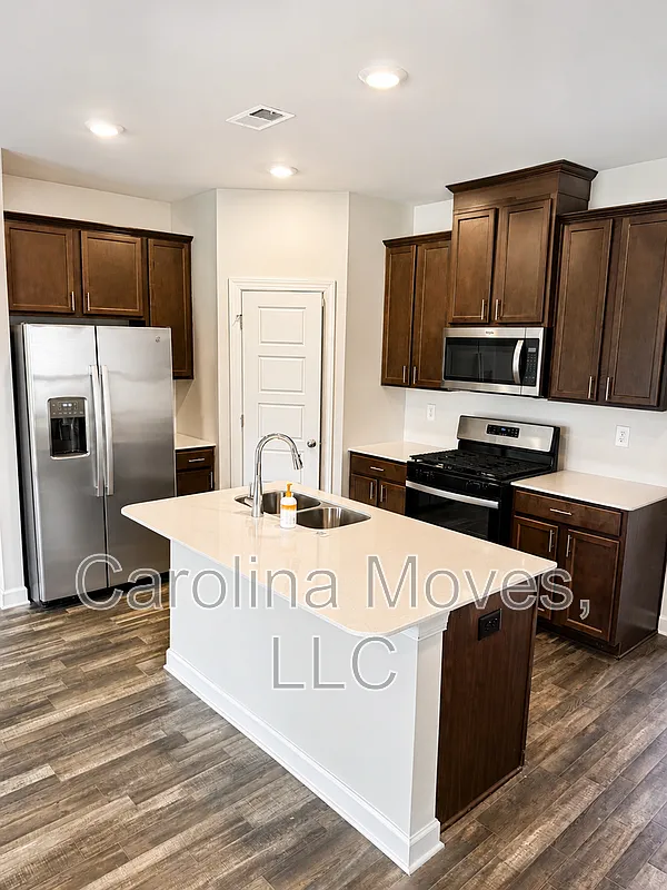 3 bed, 2.5 bath, 1597 sqft, $1,600 — Photo 1