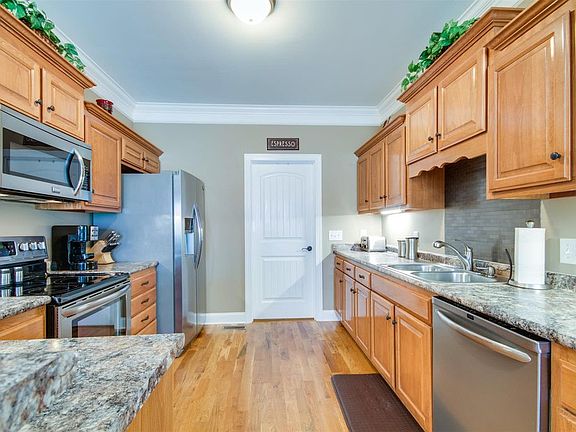 5th image of 568 Laurel Ln