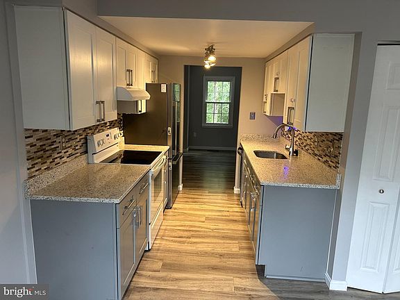3rd image of 1812 Foxdale Ct