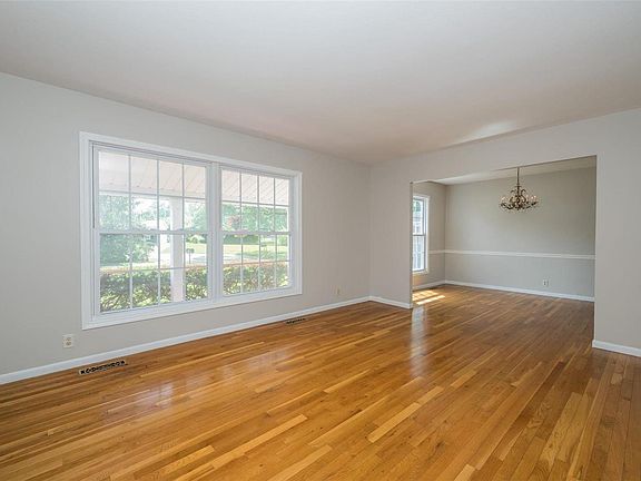 5th image of 7 Edinburg Ct