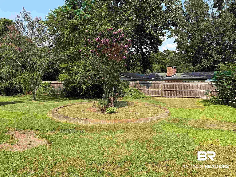 110 Patrician Dr — Photo 28
