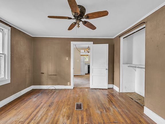 3rd image of 215 E 15th St