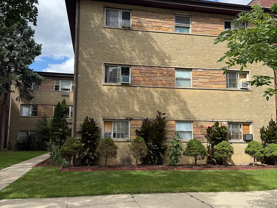 2626 W Greenleaf Ave #1B