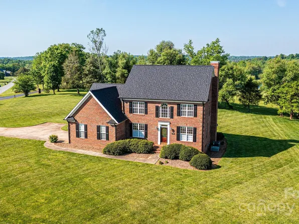 4047 Rainbow Hills Dr, Hickory, NC 28602