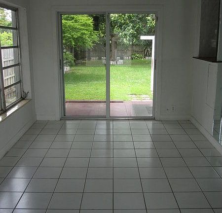 5th image of 521 NE 171st St