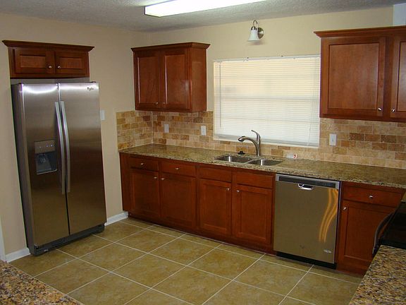 4th image of 1623 Windhaven Dr E