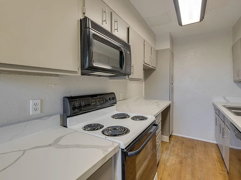 2516 N Hudson Ave #201 — Photo 4