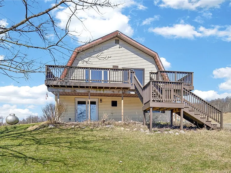 999 Salmon Creek Rd — Photo 2