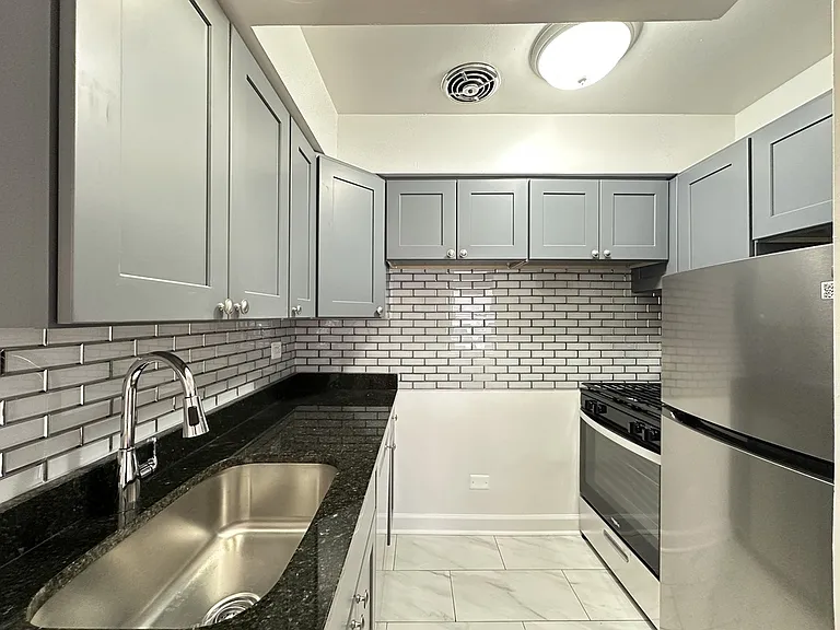 6830 N Sheridan Rd #452 — Photo 3