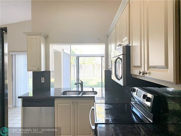 3rd image of 10621 NW 32nd St