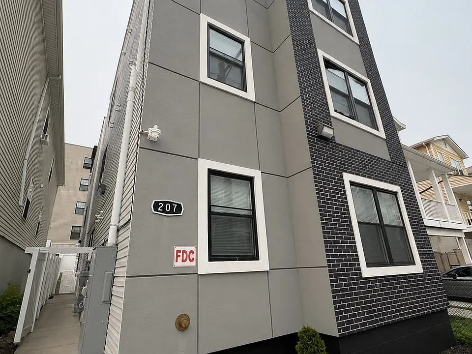207 Governor St #2