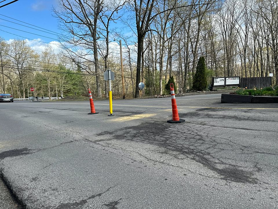 2nd image of 141 Edge Rock Dr