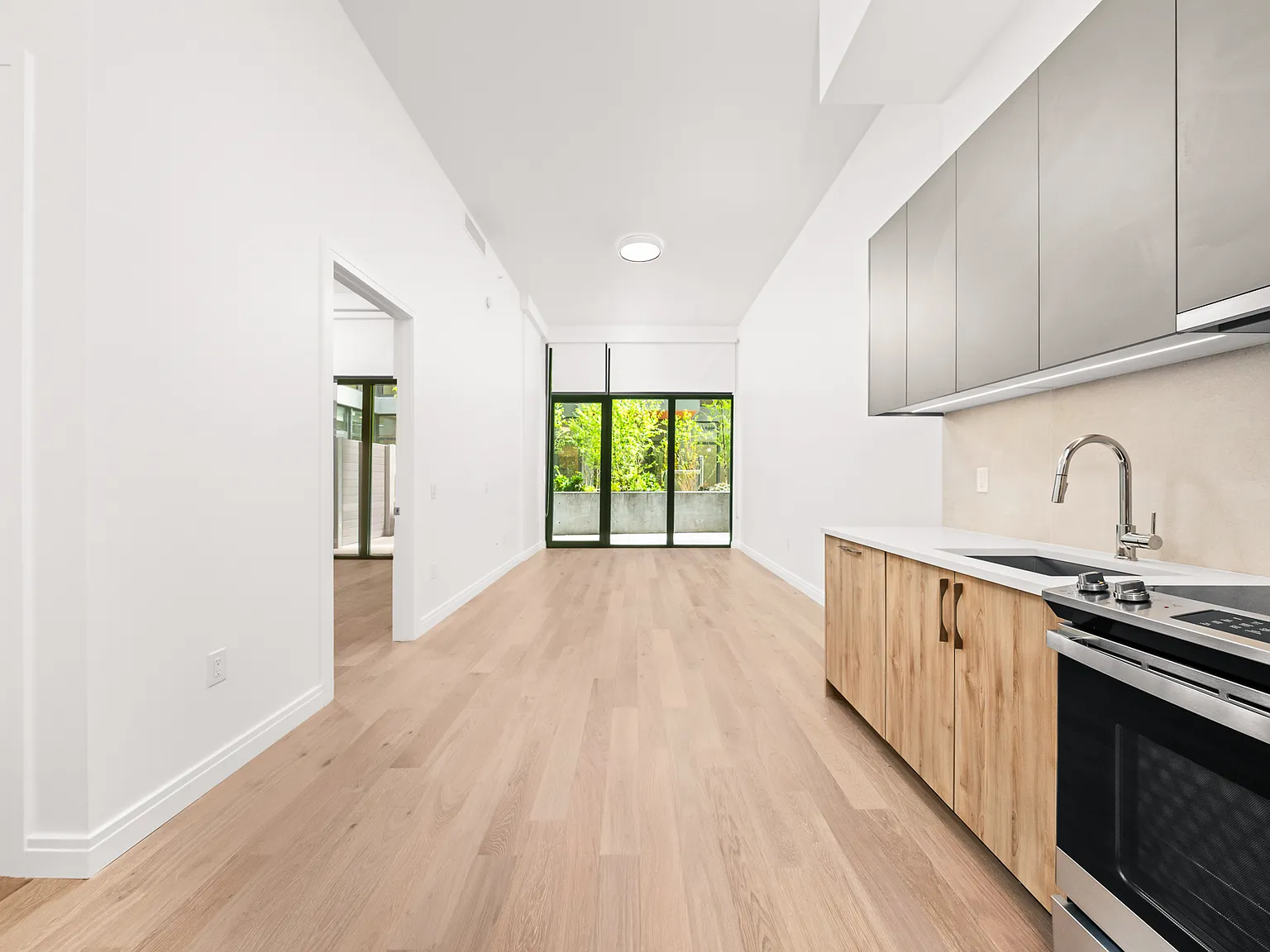 255 Lorimer St — Photo 3