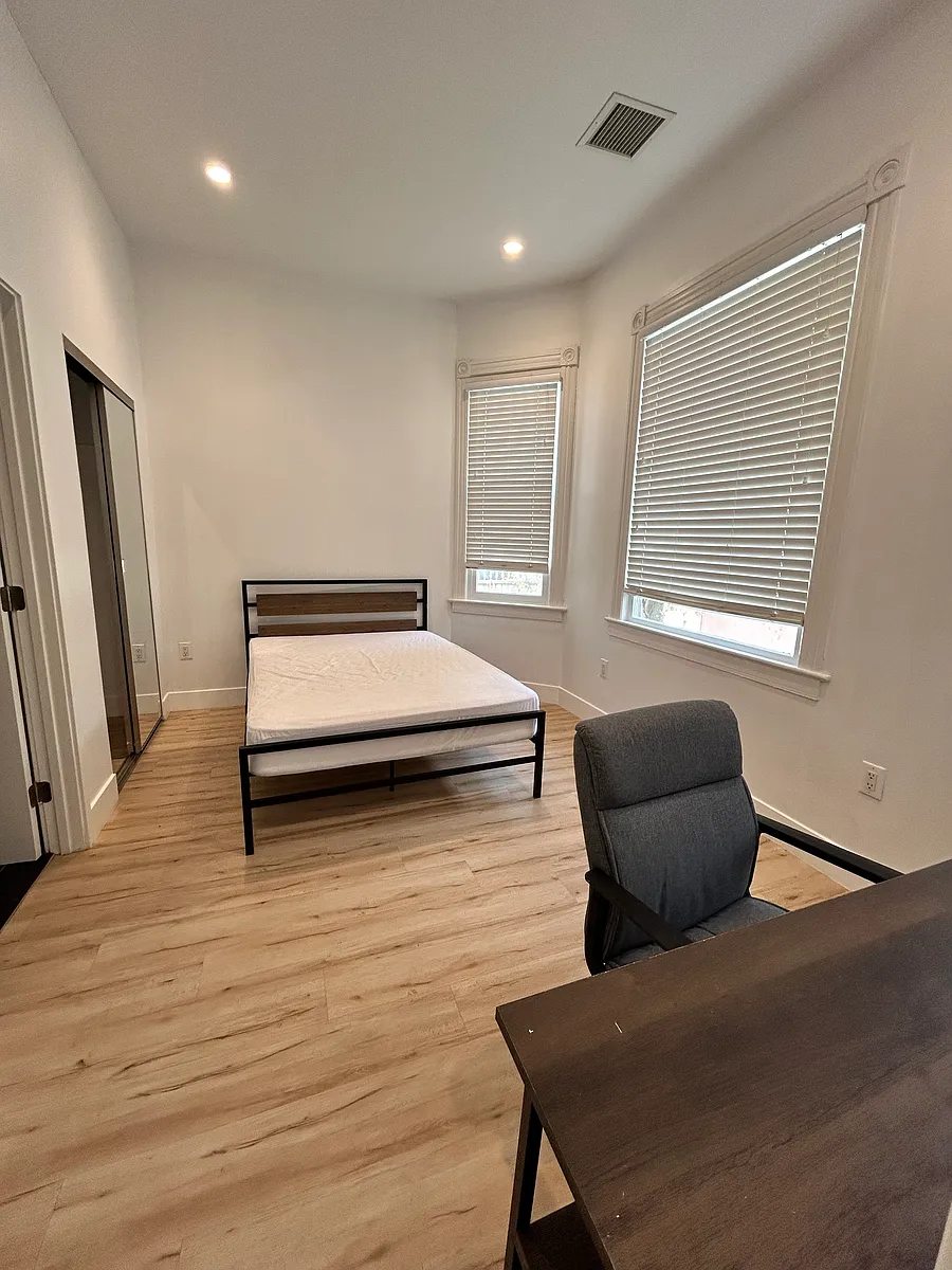 Building Photo - 1336 W 22nd St #1336
