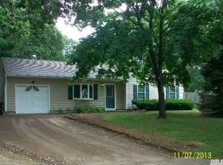 59 Pennaquid Rd, Coram, NY 11727