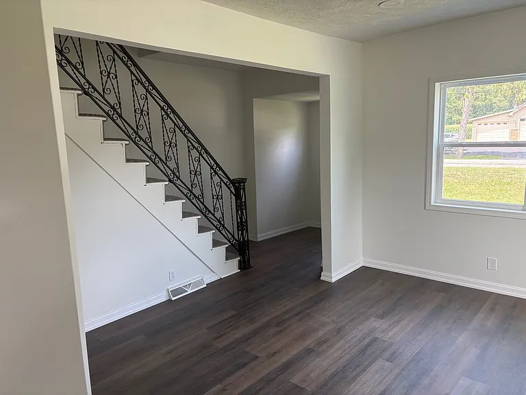 306 Jackson St — Photo 5