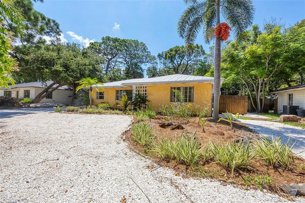 3 bed, 2.0 bath, 1377 sqft, $4,000 — Photo 2