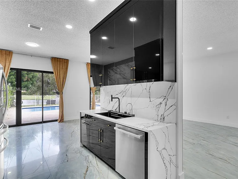 758 Lake Wellington Dr — Photo 16