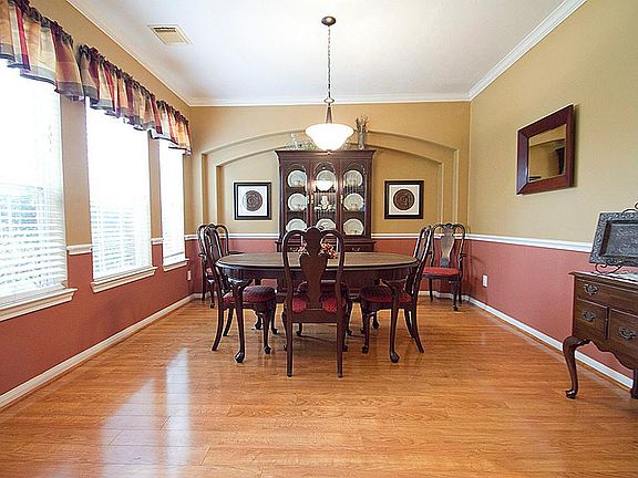 Spacious & bright dining room for family dinners or dinner parties.