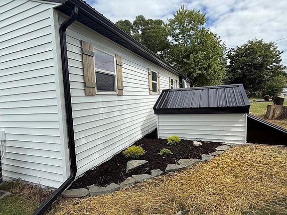 4th image of 3144 Spring Rd