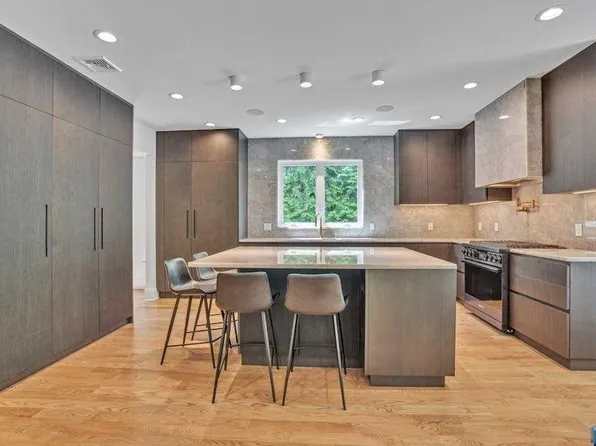 15 Wight Pl, Tenafly, NJ 07670