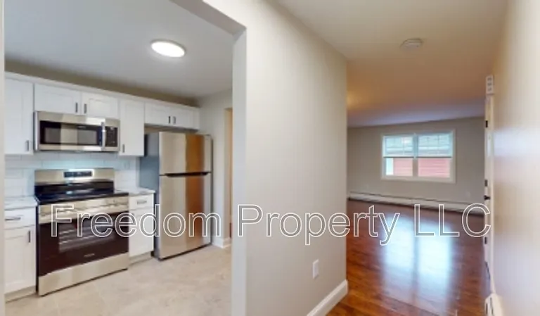 569 Center St #7 — Photo 4