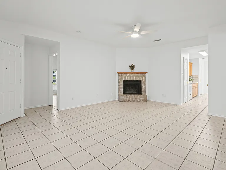 1011 Waterview Dr — Photo 4