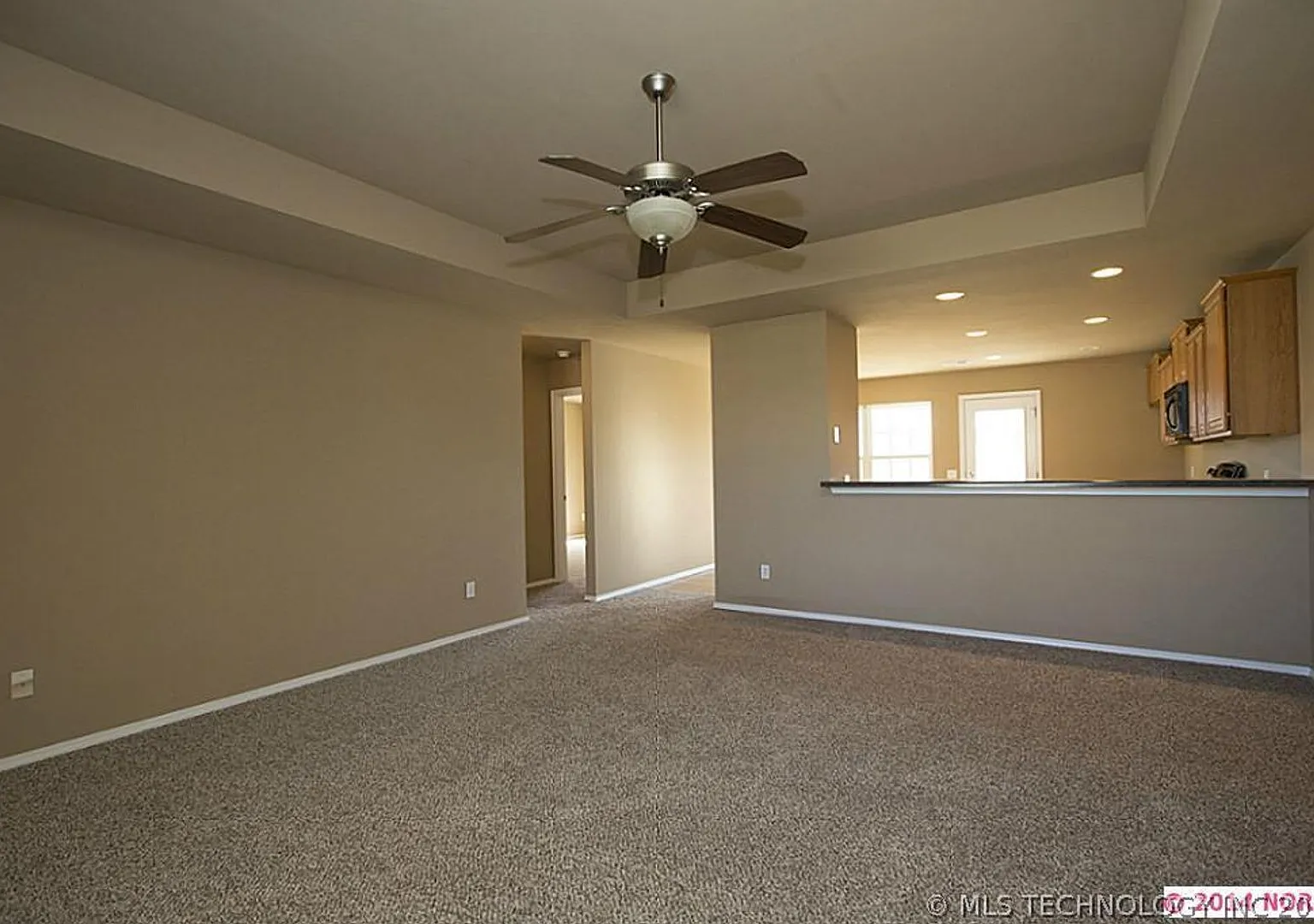 Beautiful 3 Bed 2 Bath Home with New Plank Flooring, 2 car garage and large backyard. — Photo 3