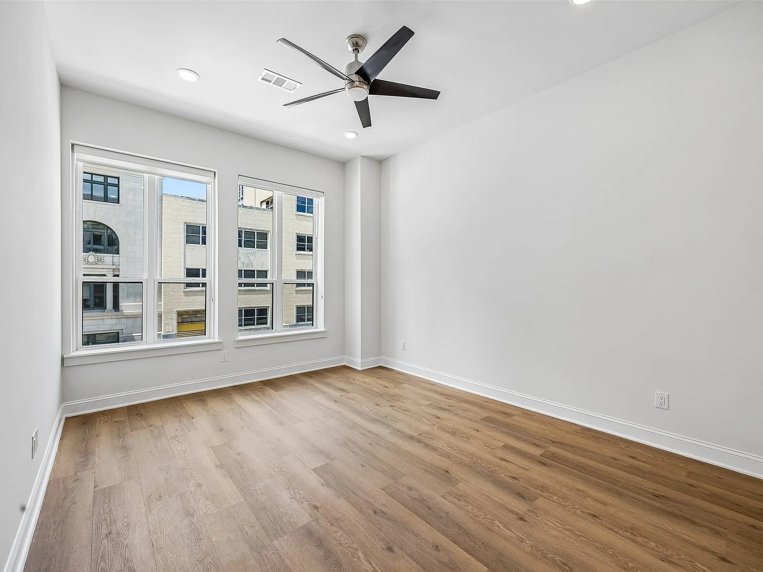 1 bed, 2.0 bath, 944 sqft, $1,995 — Photo 3