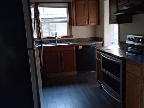 5th image of 303 W 8th St