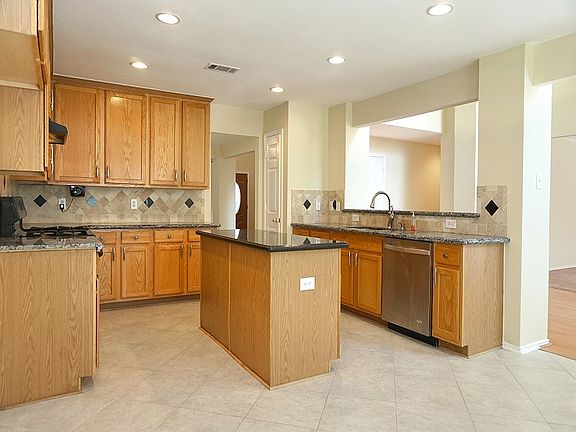 Island kitchen w/ granite!