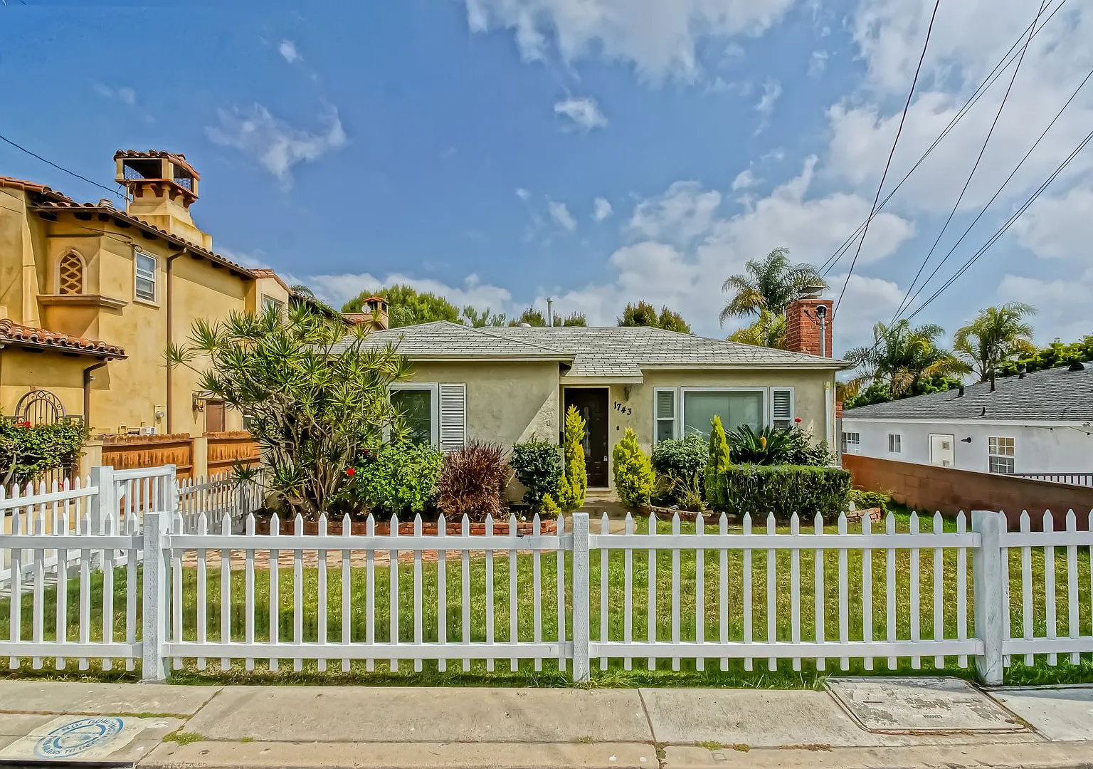 Charming, Bright & Airy 2br1.5ba Home (The Front Of 3 Detached Houses On Lot) W/ Private Fenced Y... — Photo 3
