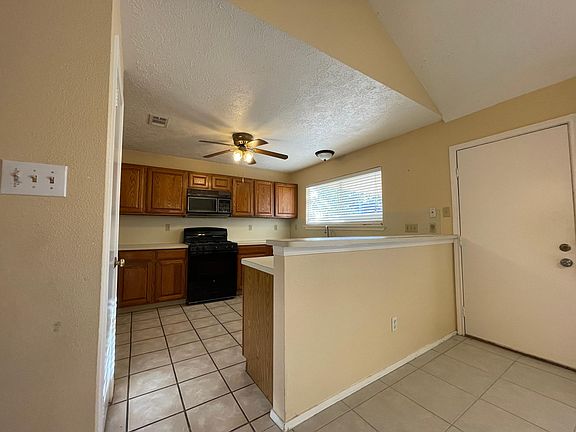 4th image of 3808 Redbud Dr