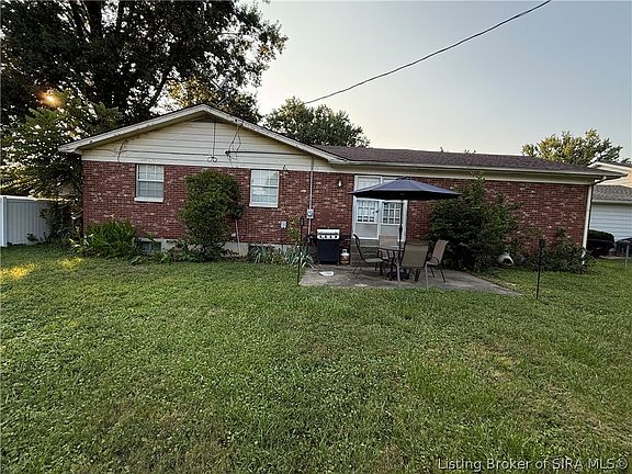 2nd image of 1018 Castlewood Drive