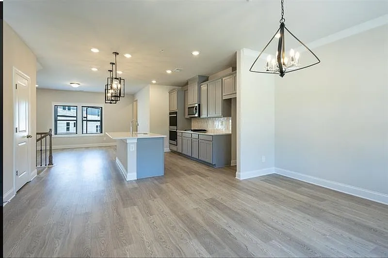 4 bed, 3.5 bath, 2038 sqft, $3,500 — Photo 4